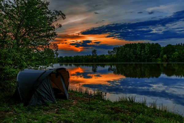 fishing-adventures-carp-angler-sunset-600nw-2476353301 Wędkarstwo karpiowe: Prawidłowe podejście do rozpoczęcia połowu karpia.